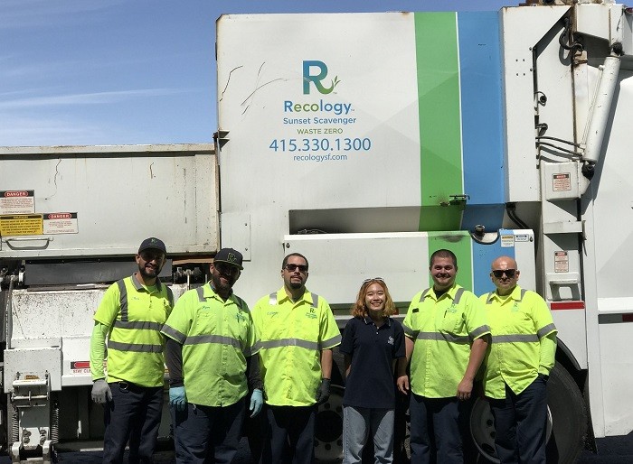 Mai Anh cùng các công nhân trong một khu xử lý rác thải của công ty Recology.