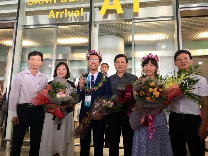 Nguyễn Văn Chí Nguyên (đeo vòng hoa đứng giữa) trở về nước sau khi đạt huy chương bạc Olympic Hóa học quốc tế (Ảnh: tác giả cung cấp).