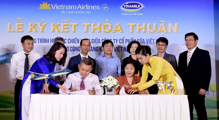 Lãnh đạo hai đơn vị thực hiện nghi thức ký kết thỏa thuận hợp tác chiến lược giữa Tổng công ty Hàng không Việt Nam (Vietnam Airlines) và Công ty Cổ phần Sữa Việt Nam (Vinamilk). (Ảnh: Lý Võ Phú Hưng).