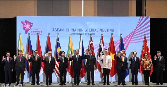 Các Bộ trưởng Bộ Ngoại giao ASEAN và Trung Quốc tại Singapore. Ảnh: VCG.
