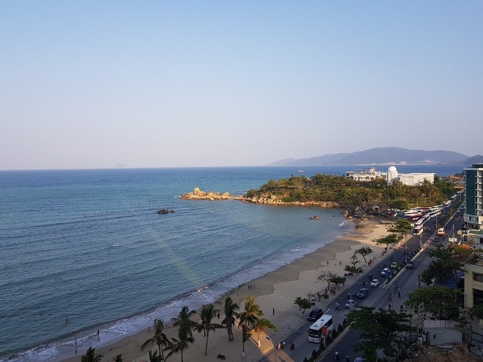 Bãi biển Nha Trang xanh biếc với bờ cát trắng trải dài nhìn từ ban công khách sạn.