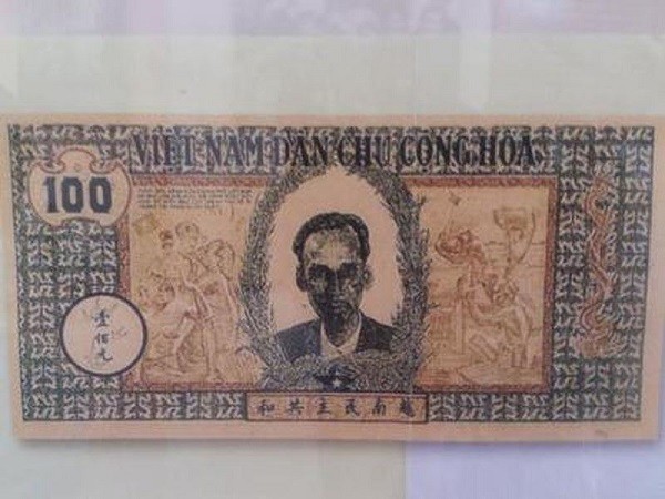 Tờ giấy bạc 100 đồng ra đời đại diện cho nền độc lập, tự do của Tổ quốc, chủ quyền thiêng liêng của quốc gia in hình Chủ tịch Hồ Chí Minh. (Ảnh tư liệu)