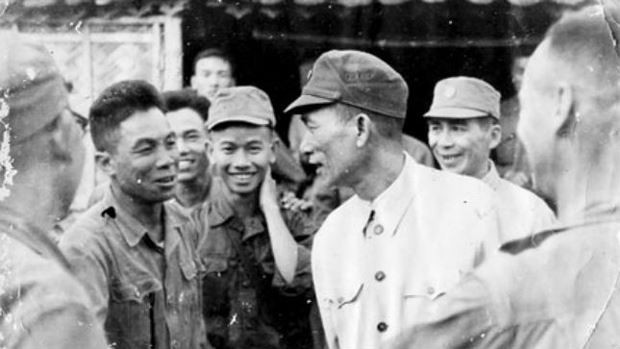 Trung tướng Vương Thừa Vũ - Phó Tổng Tham mưu trưởng (mặc áo trắng hàng trên) về thăm Trung đoàn Thủ đô. (Ảnh minh họa: baophapluat.vn).