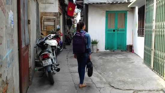 Một sinh viên mới lên trường nhập học đang đi tìm phòng trọ (Ảnh minh họa: baonhandao.vn).