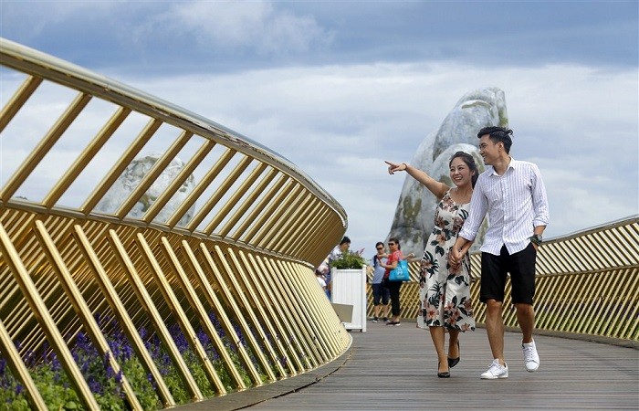 Cầu Vàng Sun World Ba Na Hills thu hút khách tham quan.