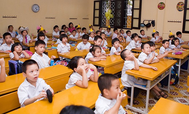 Sĩ số lớp học quá đông gây áp lực lên quá trình học tập và giảng dạy (Ảnh minh họa: laodong.vn).