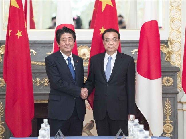Thủ tướng Nhật Bản, Shinzo Abe (bên trái) tiếp Thủ tướng Trung Quốc, Lý Khắc Cường (bên phải) tại Tokyo ngày 09/5/2018 (Nguồn ảnh: gov.cn).