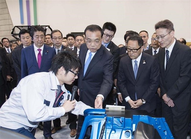 Thủ tướng Trung Quốc, Lý Khắc Cường thăm nhà máy sản xuất ô-tô của Toyota tại tỉnh Hokkaido, Nhật Bản ngày 11/5/2018 (Nguồn: Xinhua).