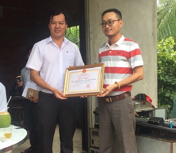 Ông Lê Nguyễn Đức Khôi, Trưởng phòng Quan hệ Công chúng, thay mặt Tập đoàn Tân Hiệp Phát nhận bằng khen từ Ủy ban nhân dân tỉnh Bến Tre.