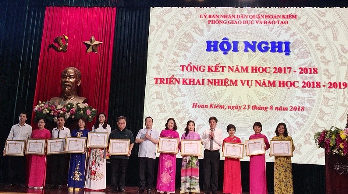 Lãnh đạo Sở Giáo dục và Đào tạo Hà Nội trao bằng khen cho các đơn vị đạt thành tích (Ảnh: An Nhiên).