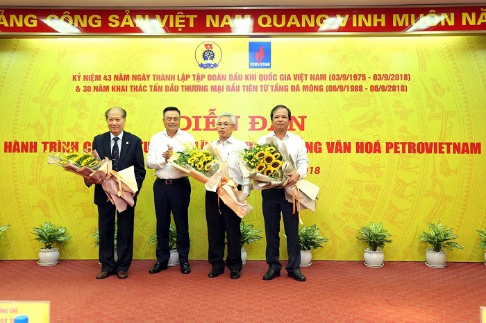 Đồng chí Trần Sỹ Thanh tặng hoa vinh danh các nhà khoa học Dầu khí từng nhận Giải thưởng Hồ Chí Minh về công trình nghiên cứu khai thác dầu khí tầng đá móng. (ảnh Hiền Anh)