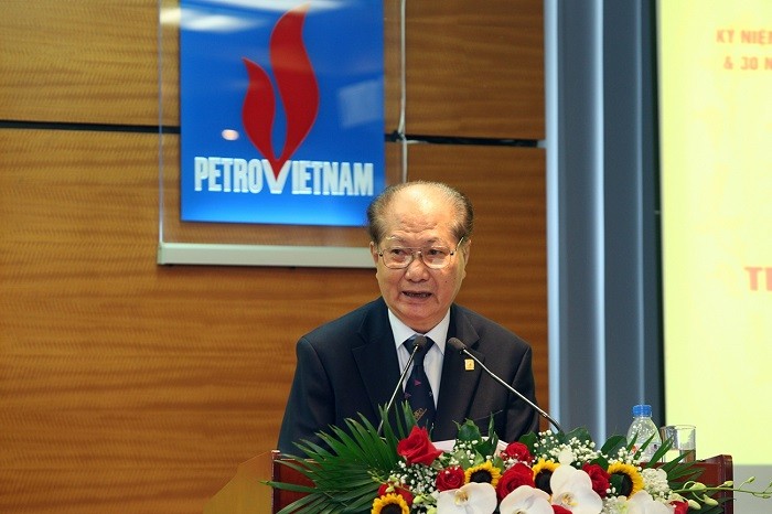Chủ tịch Hội Dầu khí Việt Nam Ngô Thường San giới thiệu về hành trình tìm kiếm dầu khí trong tầng đá móng mỏ Bạch Hổ.