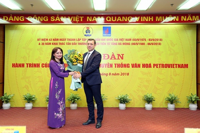 Chủ tịch Công đoàn Dầu khí Việt Nam Nghiêm Thùy Lan tặng hoa Phó Tổng giám đốc Thứ nhất của Vietsovpetro để bày tỏ sự trân trọng với sự hỗ trợ của các chuyên gia Liên Xô và Nga trong suốt lịch sử phát triển và xây dựng Tập đoàn.