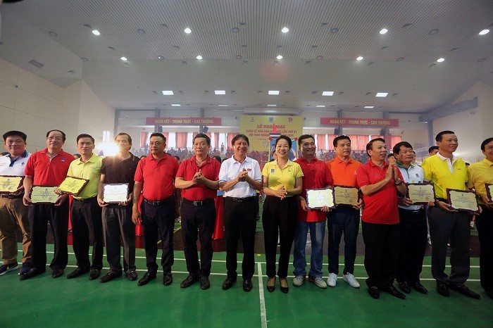 Phó Chủ tịch Tổng liên đoàn lao động Việt Nam Mai Đức Chính và Chủ tịch Hội đồng thành viên PVN Trần Sỹ Thanh trao tặng biểu trưng Tuyên dương các đơn vị tiêu biểu trong phong trào xây dựng đời sống văn hóa cơ sở.