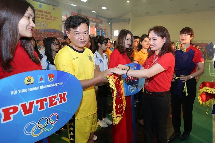 Chủ tịch Công đoàn Dầu khí Việt Nam Nghiêm Thùy Lan trao tặng hoa và cờ lưu niệm cho các đoàn vận động viên tham gia Hội thao.