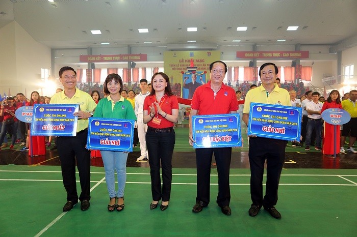 Chủ tịch Công đoàn Dầu khí Việt Nam Nghiêm Thùy Lan trao giải cho các đội thi đạt giải trong Cuộc thi online &quot;Tìm hiểu hoạt động công đoàn năm 2018&quot;.