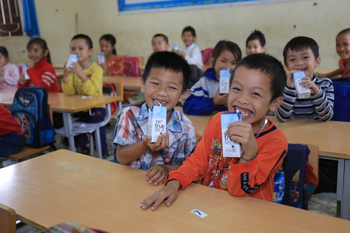 Niềm vui của học sinh trường tiểu học Châu Hồng, huyện Quỳ Hợp, tỉnh Nghệ An khi uống sữa học đường.