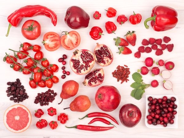 Trái cây và rau có màu đỏ có lợi cho sức khỏe như thế nào? (Ảnh: theo boldsky).