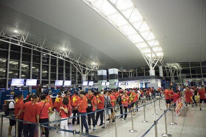 Sân bay Nội Bài (Hà Nội) và sân bay Tân Sơn Nhất (Hồ Chí Minh) đã rợp sắc cờ đỏ sao vàng.