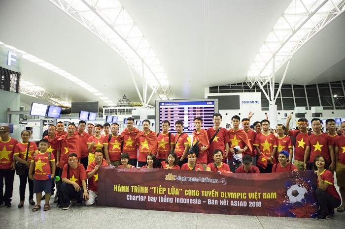 Biển người rợp cờ đỏ sao vàng sang Indonesia cổ vũ Đội tuyển Olympic Việt Nam.