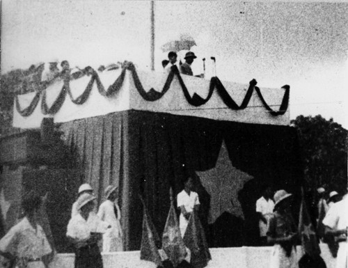 Ngày 2/9/1945, tại Quảng trường Ba Đình (Hà Nội), Chủ tịch Hồ Chí Minh thay mặt Chính phủ lâm thời Việt Nam, trịnh trọng đọc Tuyên ngôn độc lập, khai sinh nước Việt Nam Dân chủ Cộng hòa. (Ảnh: Tư liệu - TTXVN)