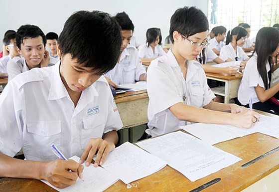 Các em học sinh trong giờ kiểm tra môn học (Ảnh minh họa: sggp.org.vn).