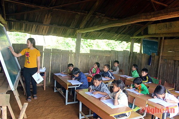 Những khó khăn, vất vả của người giáo viên cắm bản (Ảnh minh họa: baonghean.vn).