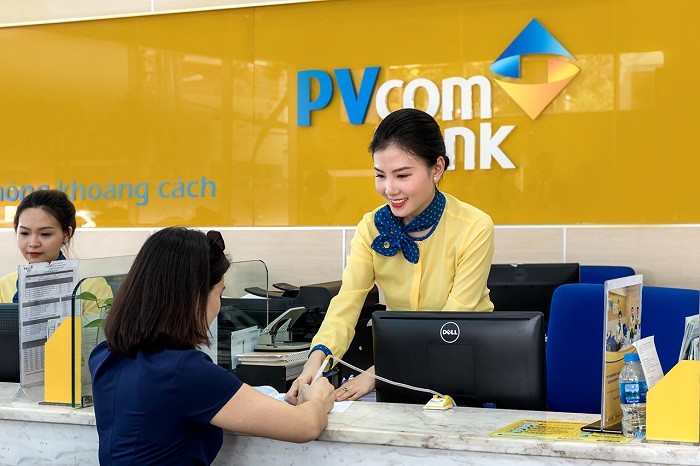 Khách hàng làm thẻ thẻ tín dụng PVcomBank Mastercard tại PVcomBank.