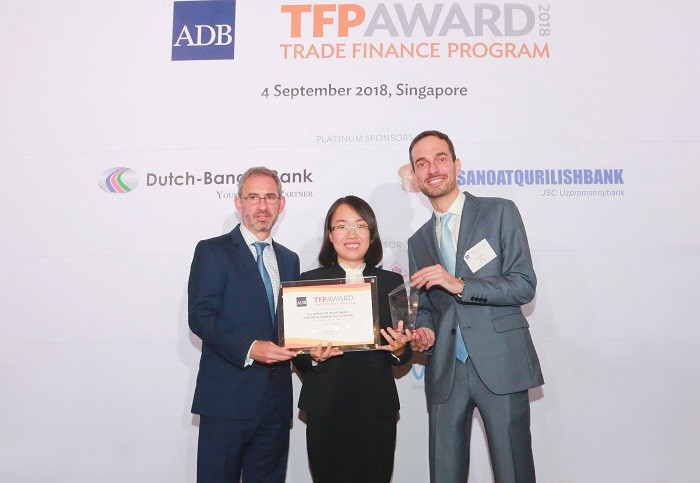 Bà Trương Thị Thu Ba, Phó Giám đốc Ban Định chế tài chính BIDV, đại diện BIDV nhận giải thưởng từ ADB.