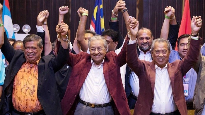 Thủ tướng Malaysia, Mahathir Mohamad (giữa) mừng chiến thắng trong cuộc tổng tuyển cử 2018. (Nguồn ảnh: AP).