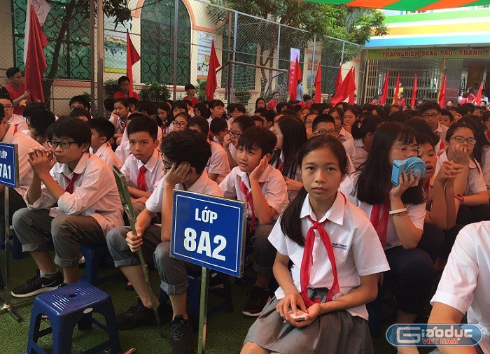 Các em học sinh tham gia buổi lễ khai giảng năm học mới (Ảnh: giaoduc.net.vn).