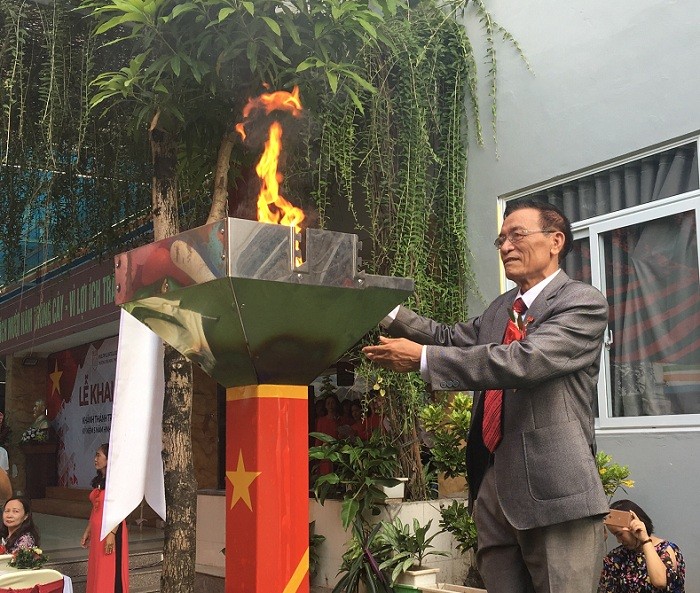 Ông Hoàng Văn Lược - Chủ tịch hội đồng quản trị, Giám đốc điều hành nhà trường thắp đuốc nêu cao truyền thống giáo dục của nhà trường (Ảnh: A.N).