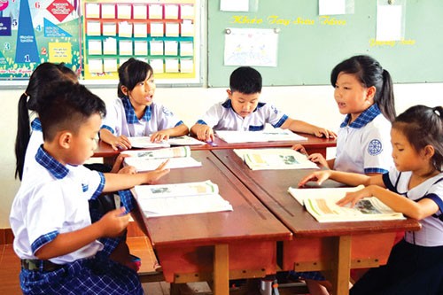 Các em học sinh học sách giáo khoa VNEN (Ảnh minh họa: baobinhthuan.com.vn).