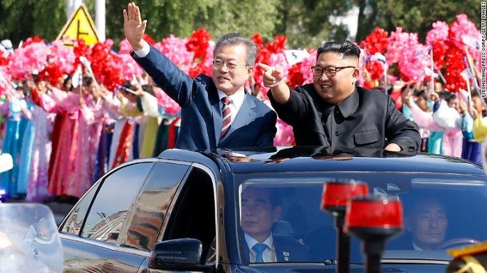 Tổng thống Moon Jae In và Chủ tịch Kim Jong Un dự lễ diễu hành tại thủ đô Bình Nhưỡng ngày 18/9/2018 (Nguồn ảnh: cnn.com).