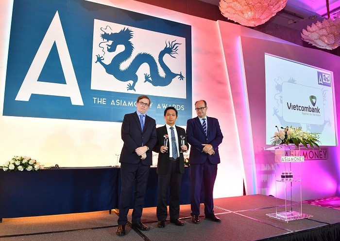 Đại diện Vietcombank, ông Nguyễn Mạnh Hùng - Ủy viên Hội đồng quản trị (đứng giữa) nhận giải thưởng do Tạp chí Asiamoney trao tặng.