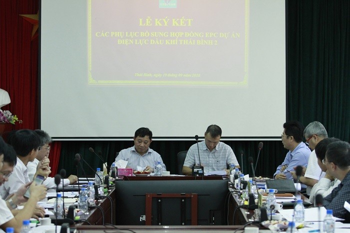 Tổng giám đốc PVC Nguyễn Đình Thế và tân Phó Trưởng ban Phụ trách Ban quản lý dự án Nguyễn Ngọc Hải ký kết Phụ lục hợp đồng số 30 Hợp đồng EPC dự án Nhà máy nhiệt điện Thái Bình 2.