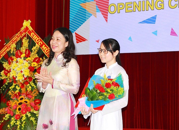 Đồng chí Võ Thị Ánh Xuân - Bí thư Tỉnh ủy trao tặng học bổng cho Thủ khoa Ngọc Minh.
