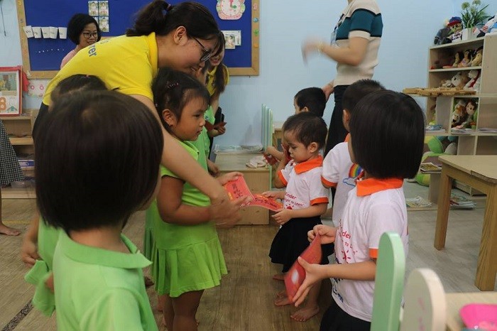 Trước sự kiện Trung Thu 1 tuần, đại diện cha mẹ học sinh nhà trường, các thầy cô giáo và các con học sinh Trường Mầm Non Ban Mai đến thăm các bạn nhỏ của Trung Tâm Bảo Trợ Xã Hội 3 và gửi thư mời tới dự Tết Trung Thu tại Ban Mai.