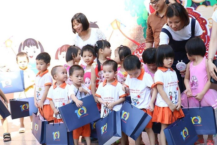 ... Và được nhận quà Trung Thu từ sự hợp lực của gần 600 bạn học sinh Ban Mai, các bậc cha mẹ học sinh và thầy cô....