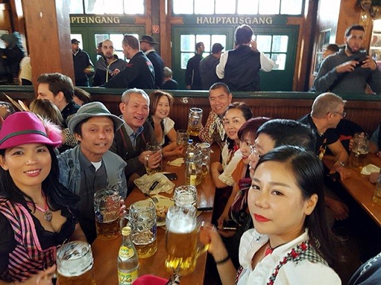 Nhóm người Việt Nam may mắn đã tìm được 1 bàn trong Hội bia Munich.