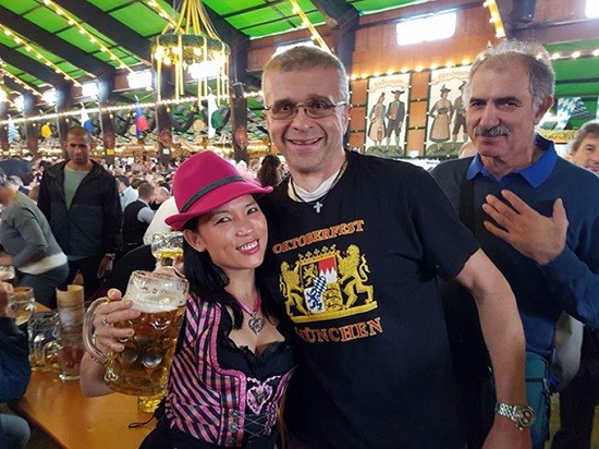 Cô gái Việt Nam phục vụ “bạn bia từ 4 phương” tại hội bia Munich.