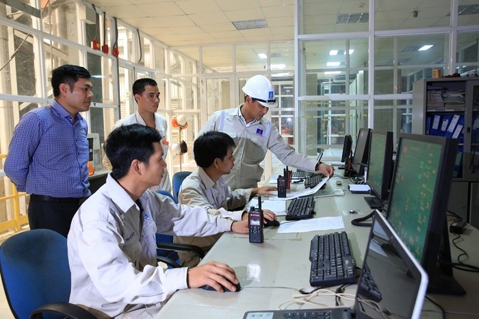 Giám đốc Phạm Văn Vượng (đội mũ) kiểm tra công tác chuẩn bị vận hành phân xưởng điện - hơi.