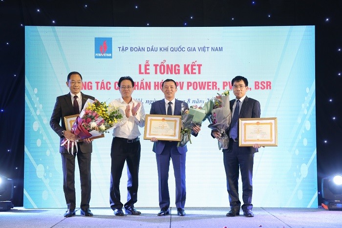 Tổng giám đốc PVN Nguyễn Vũ Trường Sơn trao Bằng khen cho 3 đơn vị thực hiện thành công công tác cổ phần hóa doanh nghiệp.