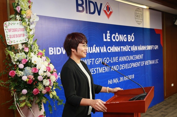 Bà Lê Diệu Hồng, đại diện Tổ chức Swift tại Việt Nam, công bố BIDV đạt chuẩn SWIFT gpi.