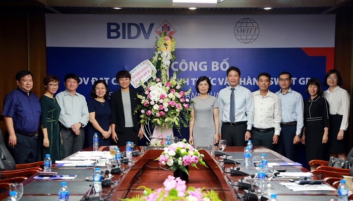 Đại diện Tổ chức Swift tại Việt Nam chúc mừng BIDV đạt chuẩn và chính thức vận hành SWIFT gpi.