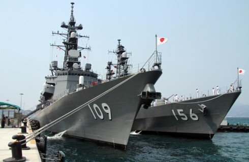 2 chiến hạm Nhật Bản trong một chuyến thăm hữu nghị cảng quốc tế Cam Ranh, Khánh Hòa, Việt Nam. Ảnh: VOV.