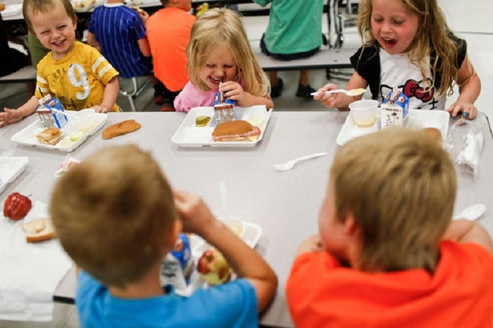 Học sinh Mỹ ăn trưa tại trường (Ảnh minh họa: news.zing.vn).