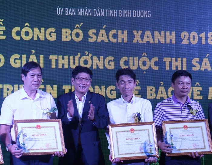 Đại diện FrieslandCampina Việt Nam (áo trắng bên trái) nhận bằng khen từ Ban tổ chức.