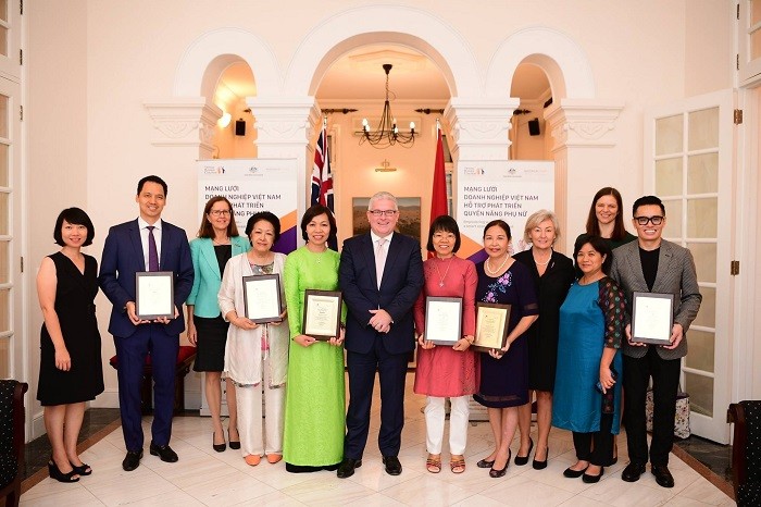 Đại sứ Australia tại Việt Nam trao bằng ghi nhận cam kết thúc đẩy bình đẳng giới cho các thành viên sáng lập VBCWE.