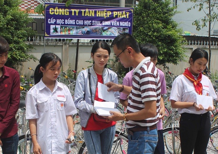 Ông Lê Nguyễn Đức Khôi đại diện Tập đoàn Tân Hiệp Phát trao quà cho các em học sinh.